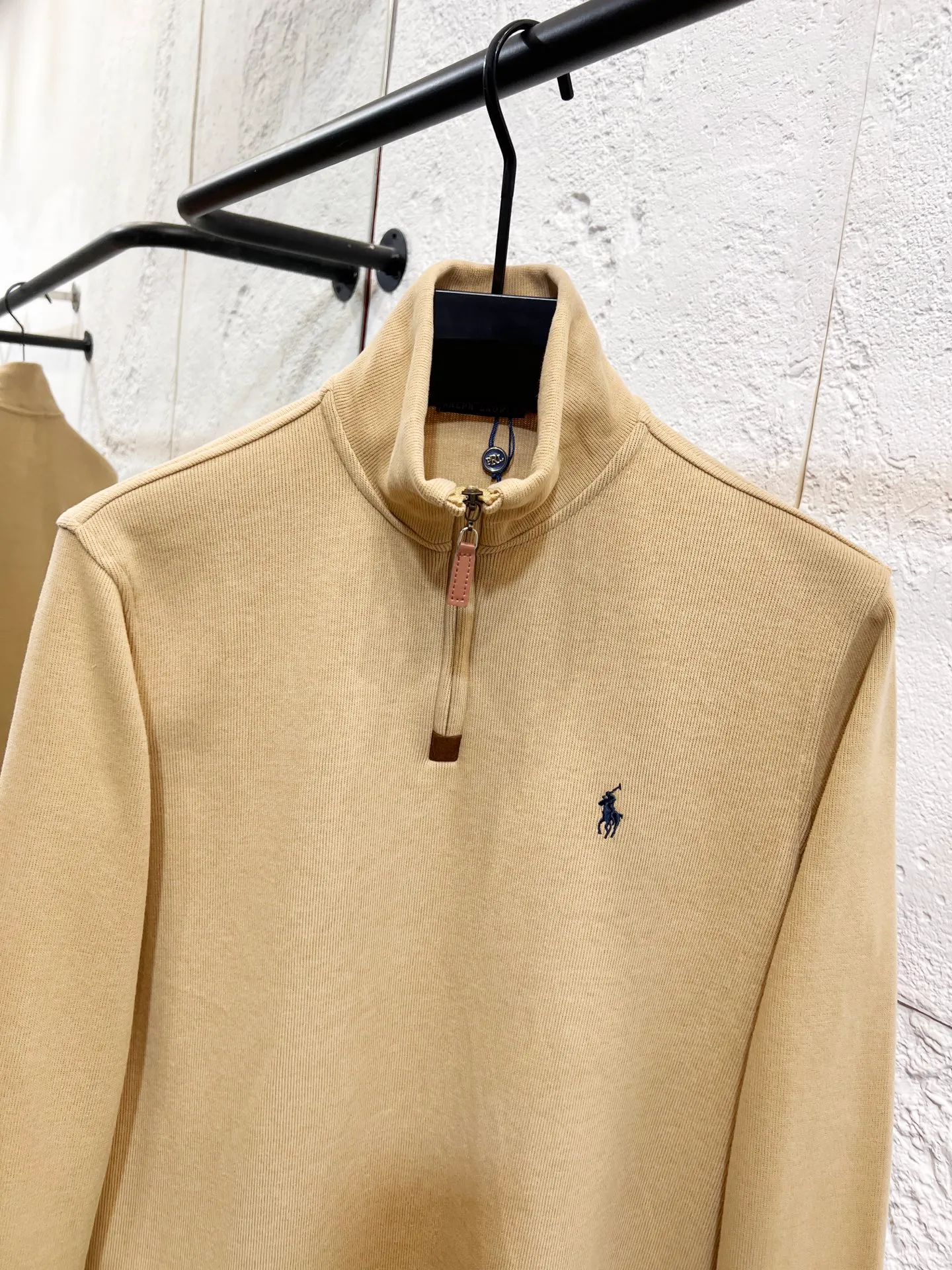 P196 Style number: T69 2235# Actual pictures! ! Ralph Lauren Minnie fabric long-sleeved half-zip sweatshirt. Color: black, oatmeal gray, camel, dark gray, light gray, navy blue, milk white. A total of 7 colors. Size: M-100-120 catties L-120-140 catties XL-140-160 catties 2XL-160-180 catties